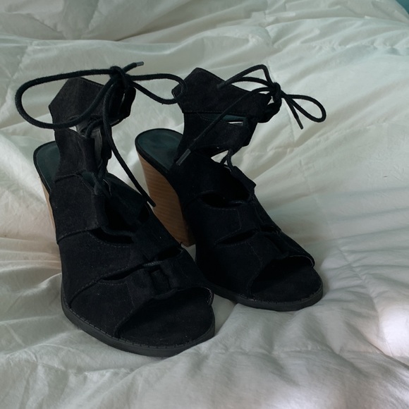 Summer Nights Cut Out Laced Up Block Heel Sandals - Picture 2 of 3